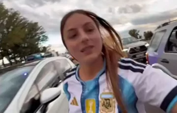 Una influencer se filmó tras participar en el saqueo a un camión cargado con aceite de oliva Una influencer se filmó tras participar en el saqueo a un camión cargado con aceite de oliva