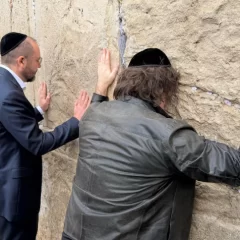 Javier Milei llegó a Israel y visitó el Muro de los Lamentos en el inicio de su gira oficial
