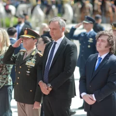 Javier Milei, ante el efecto contagio de escándalos, cierra filas con Manuel Adorni