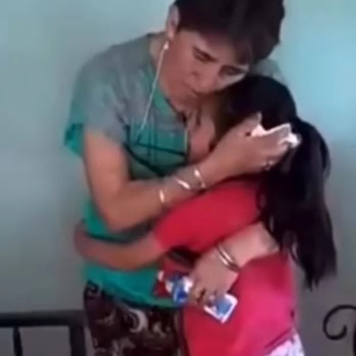 Niña suplica no volver con su madre en un video y causa alarma: “Me pegan” Niña suplica no volver con su madre en un video y causa alarma: “Me pegan”