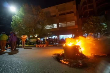 ATE se atrincheró en el Consejo Provincial de Educación y exige la liberación de dos dirigentes detenidos en Las Heras ATE se atrincheró en el Consejo Provincial de Educación y exige la liberación de dos dirigentes detenidos en Las Heras