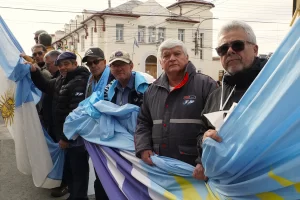 Comitiva de veteranos de guerra de Corrientes izó las banderas en Río Gallegos