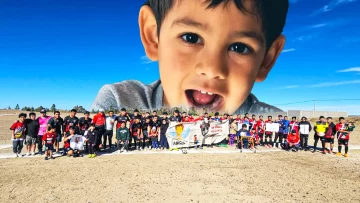 Conmoción y bronca en Comodoro: Soltaron globos blancos en la cancha del club en el que jugaba Ángel López Conmoción y bronca en Comodoro: Soltaron globos blancos en la cancha del club en el que jugaba Ángel López