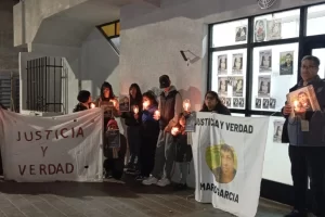 Familiares de Mario García marcharon en Caleta Olivia y encendieron velas afuera del juzgado