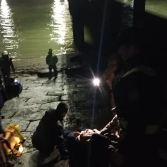 Un hombre cayó en el muelle de Punta Loyola y debió ser asistido por la marea en subida