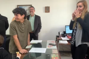 La emoción de una jueza durante la adopción de Thiago, un adolescente que esperaba una familia hace años