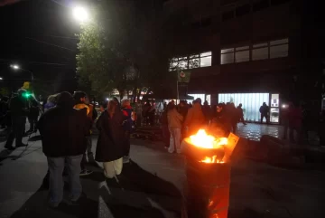 ATE se atrincheró en el Consejo Provincial de Educación y exige la liberación de dos dirigentes detenidos en Las Heras ATE se atrincheró en el Consejo Provincial de Educación y exige la liberación de dos dirigentes detenidos en Las Heras