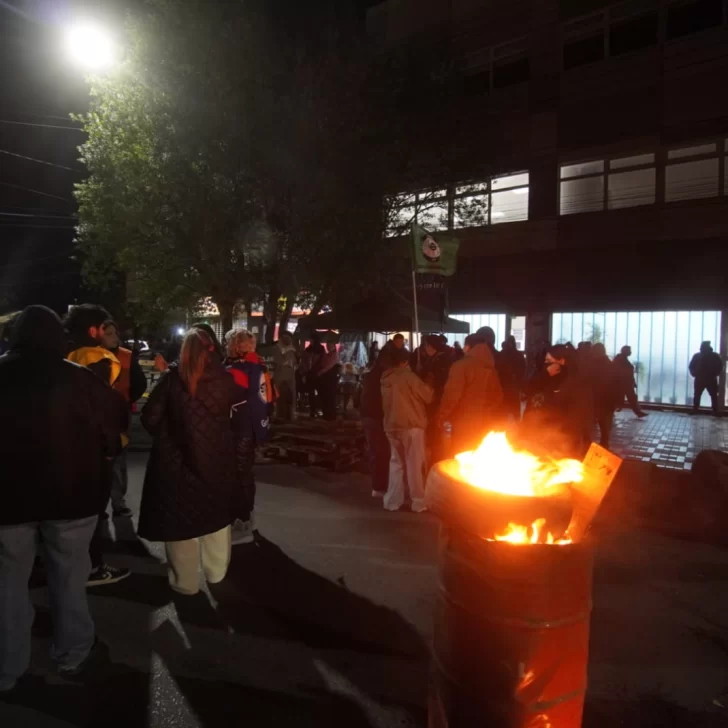 ATE se atrincheró en el Consejo Provincial de Educación y exige la liberación de dos dirigentes detenidos en Las Heras ATE se atrincheró en el Consejo Provincial de Educación y exige la liberación de dos dirigentes detenidos en Las Heras