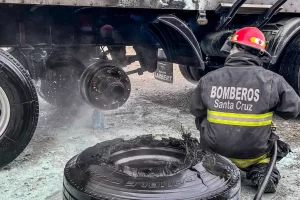 Se incendió un camión y generó alarma en una estación de servicio de Río Gallegos