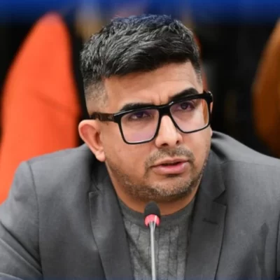 Guzmán criticó el pedido de endeudamiento del Gobierno de Santa Cruz: “Están hipotecando nuestros recursos” Guzmán criticó el pedido de endeudamiento del Gobierno de Santa Cruz: “Están hipotecando nuestros recursos”
