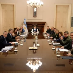 Javier Milei se aferra al ajuste, pero pide “paciencia” y entra en terreno hostil