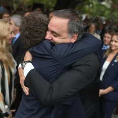 Javier Milei no se despega de Adorni y enfrenta una semana de alto voltaje político