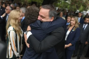 Javier Milei no se despega de Adorni y enfrenta una semana de alto voltaje político