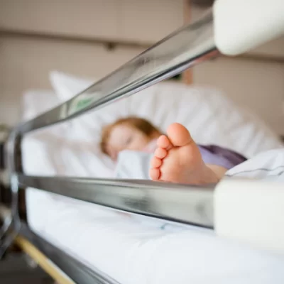 Un nene de 2 años permanece internado con lesiones cerebrales y la Justicia investiga maltrato infantil