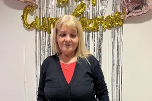 Piden ayuda urgente para Nury Lozano, paciente con leucemia que espera su medicación