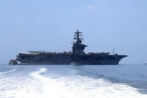 Milei evalúa subir al portaaviones USS Nimitz durante ejercicios militares en el Mar Argentino