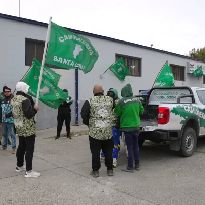 Protesta por despidos en una fábrica de aluminio de Río Gallegos: exigen pago de sueldos adeudados e indemnización Protesta por despidos en una fábrica de aluminio de Río Gallegos: exigen pago de sueldos adeudados e indemnización