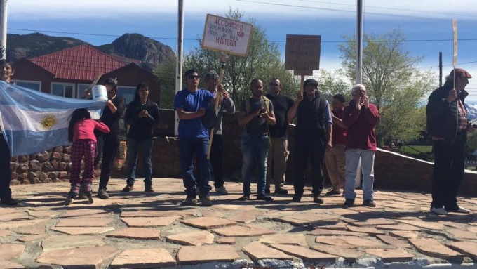  Eb 2016, hijos de Juana Sepúlveda y Román Díaz, históricos habitantes de la zona se movilizaron en el centro de El Chaltén en repudio al abogado de Bahía Blanca Guillermo Bohoslavsky.