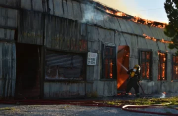 Voraz incendio destruyó el histórico ex Hotel Argentino en Pico Truncado Voraz incendio destruyó el histórico ex Hotel Argentino en Pico Truncado