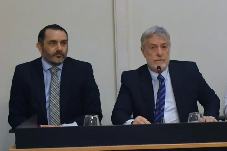  El fiscal Julio Zárate junto al juez federal, Claudio Vázquez; durante el sorteo de los lugares en la Boleta Única Papel de las elecciones 2025. FOTO: JOSÉ SILVA / LA OPINIÓN AUSTRAL.