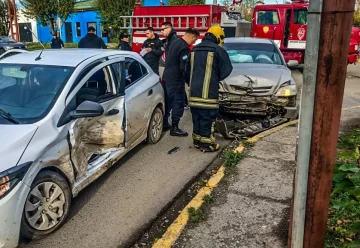 Dos adultos y un menor fueron asistidos tras un violento choque en Río Gallegos Dos adultos y un menor fueron asistidos tras un violento choque en Río Gallegos