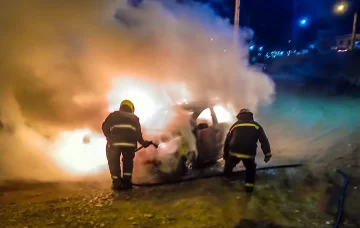 Una conductora logró escapar antes de que su vehículo fuera consumido por las llamas Una conductora logró escapar antes de que su vehículo fuera consumido por las llamas