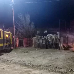 Bomberos evitaron que un incendio destruyera una vivienda y evacuaron a una madre con su bebé