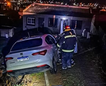 Un automóvil quedó al borde de desbarrancar y bomberos lograron salvar al conductor Un automóvil quedó al borde de desbarrancar y bomberos lograron salvar al conductor