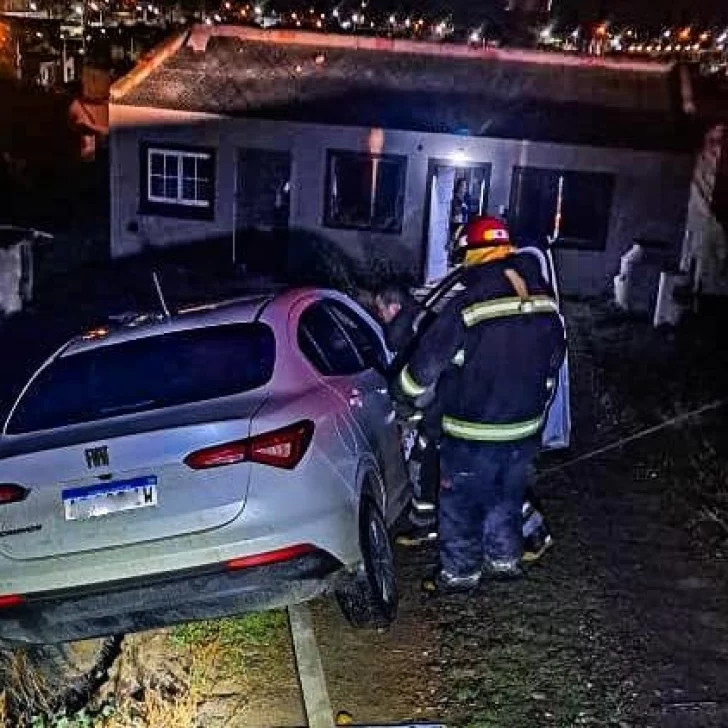 Un automóvil quedó al borde de desbarrancar y bomberos lograron salvar al conductor Un automóvil quedó al borde de desbarrancar y bomberos lograron salvar al conductor