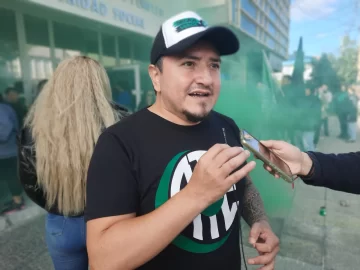 ATE ratificó el acampe y advirtió que profundizará las medidas si no hay paritarias ATE ratificó el acampe y advirtió que profundizará las medidas si no hay paritarias