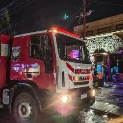 Un policía controló un principio de incendio en el teatrino municipal de Piedra Buena