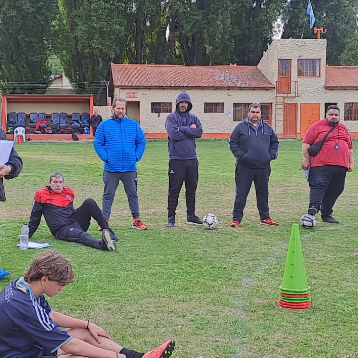 Rubén Capovilla, director técnico de Newell’s Old Boys de El Calafate: “Esperamos hacer un buen papel” Rubén Capovilla, director técnico de Newell’s Old Boys de El Calafate: “Esperamos hacer un buen papel”