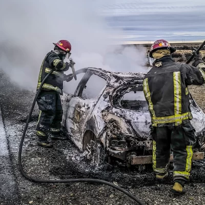 Voraz incendio destruyó un auto en cercanías a Las Horquetas Voraz incendio destruyó un auto en cercanías a Las Horquetas