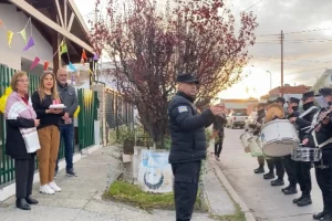 ¡Felices 88!: Banda de Música Policial sorprendió a una suboficial retirada en el día de su cumpleaños ¡Felices 88!: Banda de Música Policial sorprendió a una suboficial retirada en el día de su cumpleaños