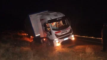 Un camión de correo despistó en la Ruta 3 y quedó al borde del vuelco cerca de Comodoro Rivadavia Un camión de correo despistó en la Ruta 3 y quedó al borde del vuelco cerca de Comodoro Rivadavia