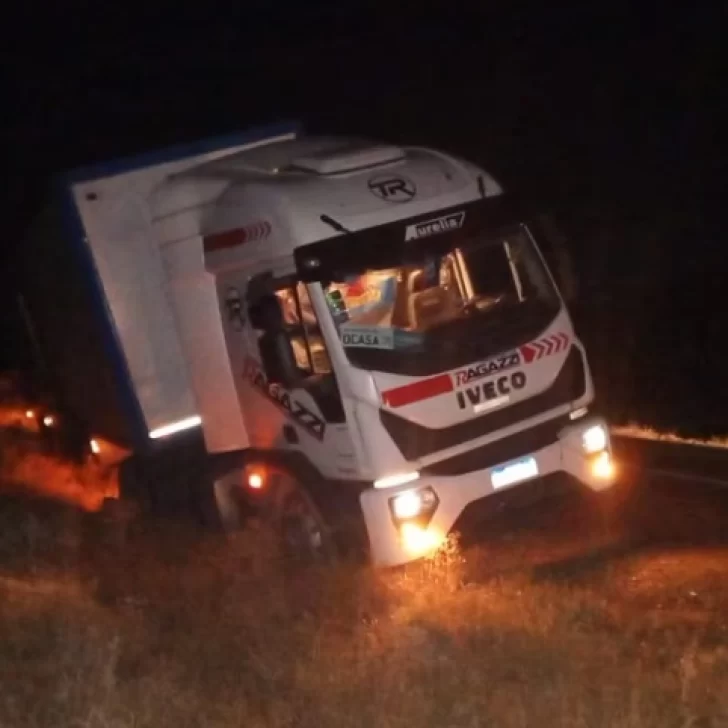 Un camión de correo despistó en la Ruta 3 y quedó al borde del vuelco cerca de Comodoro Rivadavia Un camión de correo despistó en la Ruta 3 y quedó al borde del vuelco cerca de Comodoro Rivadavia