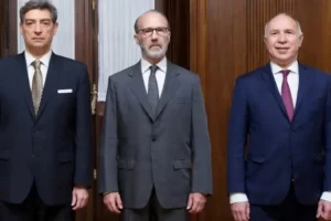 La Corte revocó el fallo que declaraba inconstitucional la derogación de la Ley de Tierras
