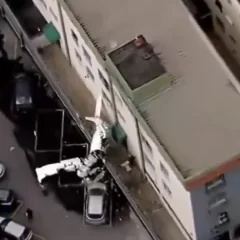 Video: Avioneta, esquivó una escuela, se estrelló contra un edificio y hay dos muertos