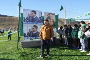 Claudio Vidal inauguró una cancha de césped sintético en Gobernador Gregores