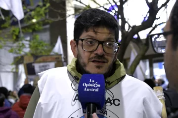 ADOSAC protestó fuera de la charla de Garrido y reclamó la apertura urgente de paritarias ADOSAC protestó fuera de la charla de Garrido y reclamó la apertura urgente de paritarias