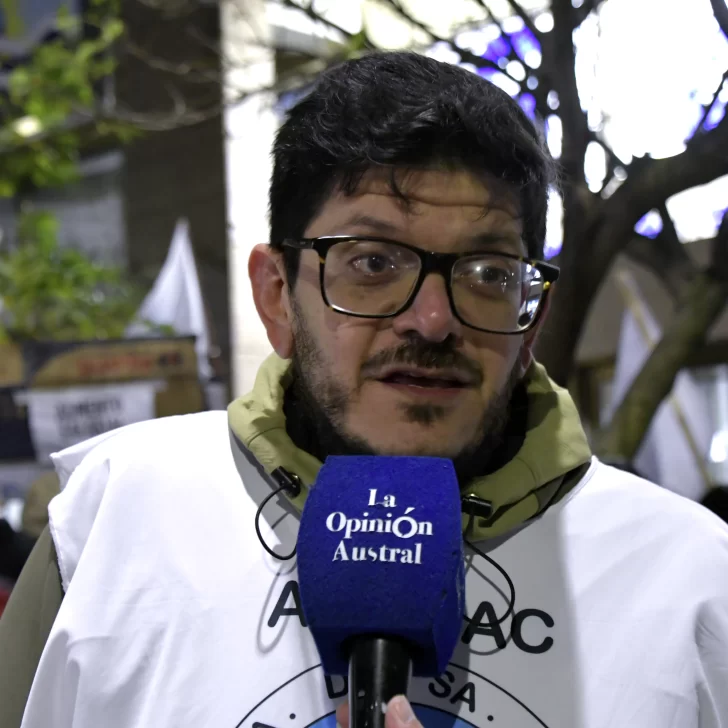 ADOSAC protestó fuera de la charla de Garrido y reclamó la apertura urgente de paritarias ADOSAC protestó fuera de la charla de Garrido y reclamó la apertura urgente de paritarias