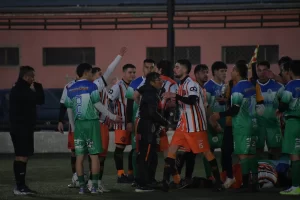 “Estos tipos de arbitrajes son impresentables”: la bronca del técnico de Camioneros, líder de la “A” del fútbol barrial