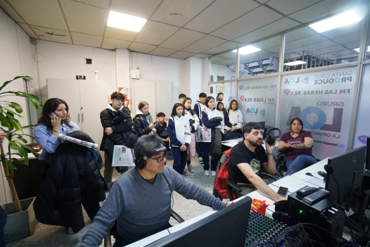 ESTUDIANTES-DEL-COLEGIO-SALESIANO-VISITA-LA-OPINION-AUSTRAL-MAYO-2026-1-728x485