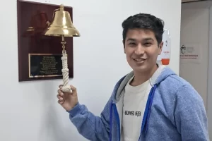 ¡Hizo sonar la campana!: Ezequiel Espinoza finalizó las sesiones de radioterapia en Río Gallegos ¡Hizo sonar la campana!: Ezequiel Espinoza finalizó las sesiones de radioterapia en Río Gallegos