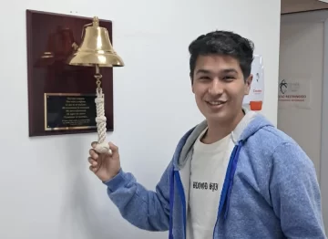 ¡Hizo sonar la campana!: Ezequiel Espinoza finalizó las sesiones de radioterapia en Río Gallegos ¡Hizo sonar la campana!: Ezequiel Espinoza finalizó las sesiones de radioterapia en Río Gallegos
