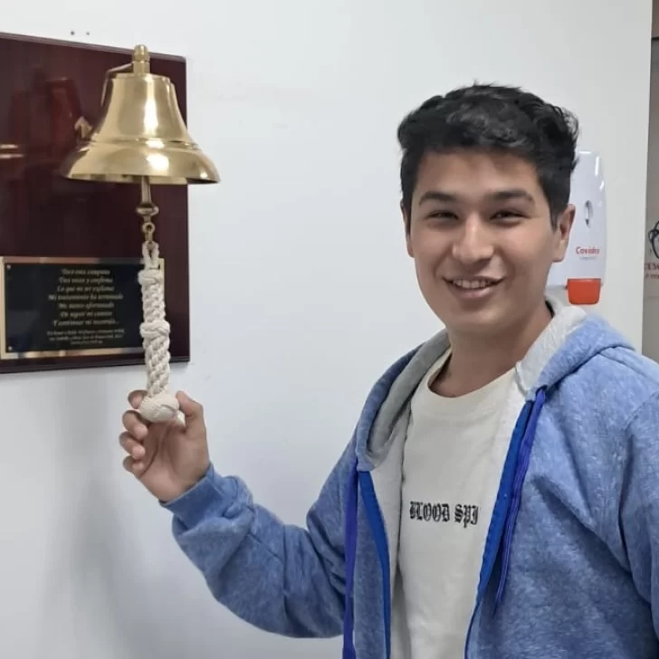 ¡Hizo sonar la campana!: Ezequiel Espinoza finalizó las sesiones de radioterapia en Río Gallegos ¡Hizo sonar la campana!: Ezequiel Espinoza finalizó las sesiones de radioterapia en Río Gallegos