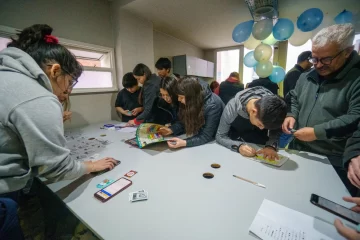 Más de un centenar de vecinos intercambiaron “figus” en La Opinión Austral Más de un centenar de vecinos intercambiaron “figus” en La Opinión Austral