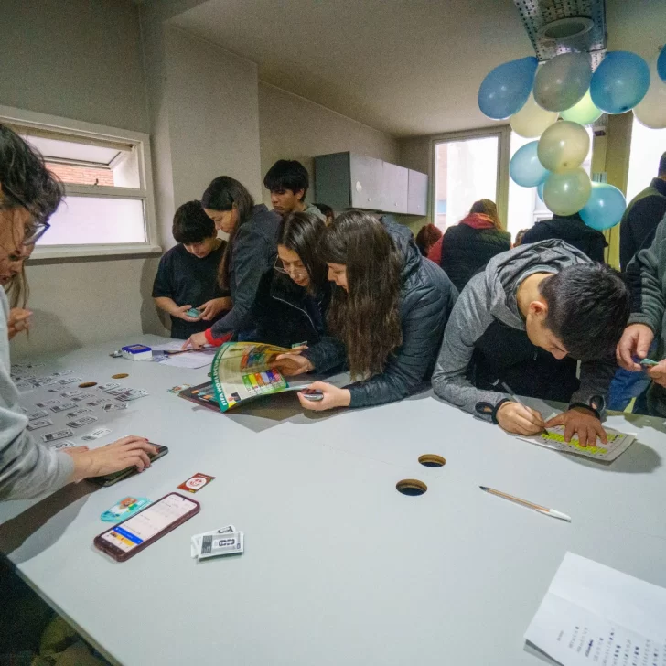 Más de un centenar de vecinos intercambiaron “figus” en La Opinión Austral Más de un centenar de vecinos intercambiaron “figus” en La Opinión Austral