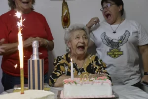 ¡Felices 102 años!: Juanita Bonilla festejó su cumpleaños y fue agasajada por La Opinión Austral