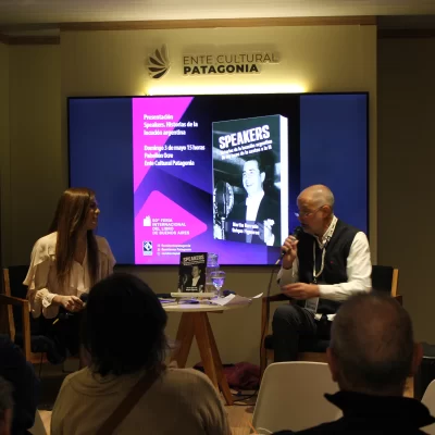 De la radio a la inteligencia artificial: presentaron “Speakers”, un recorrido por la historia de la locución